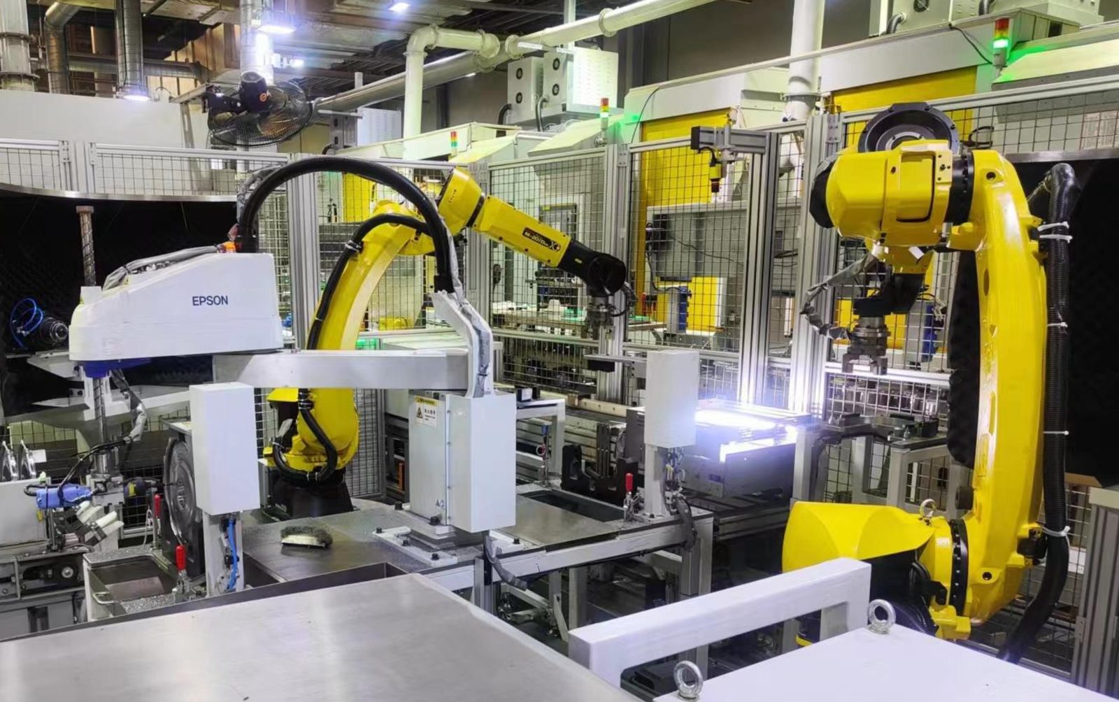 Robotic deburring cell with SCARA and 6-axis robots